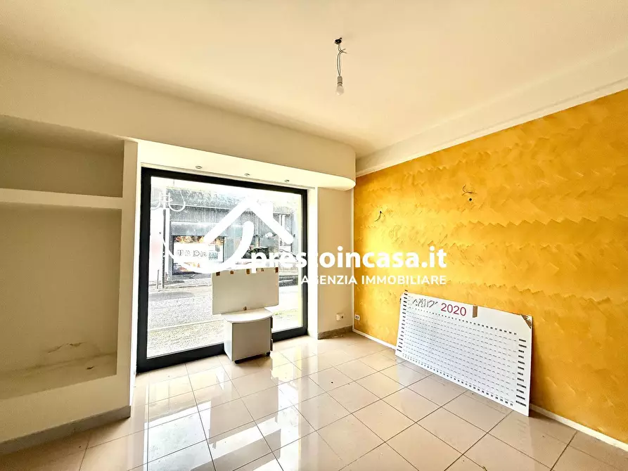 Immagine 10 di Locale commerciale in vendita  a Viareggio