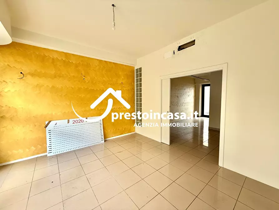 Immagine 9 di Locale commerciale in vendita  a Viareggio