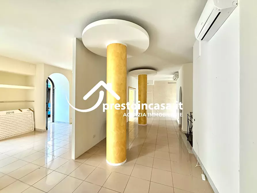 Immagine 5 di Locale commerciale in vendita  a Viareggio