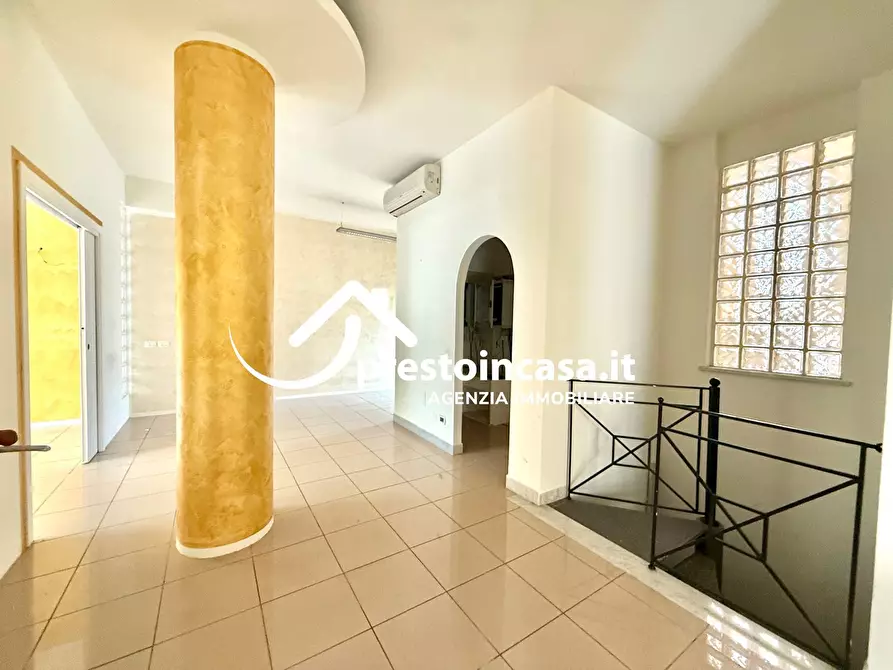 Immagine 6 di Locale commerciale in vendita  a Viareggio