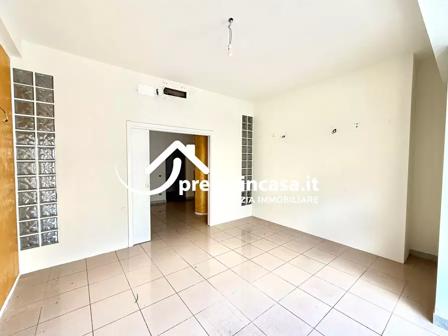 Immagine 12 di Locale commerciale in vendita  a Viareggio