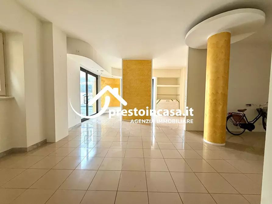 Immagine 4 di Locale commerciale in vendita  a Viareggio