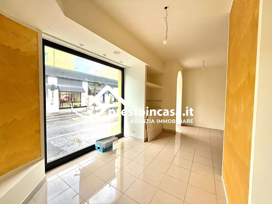 Immagine 7 di Locale commerciale in vendita  a Viareggio