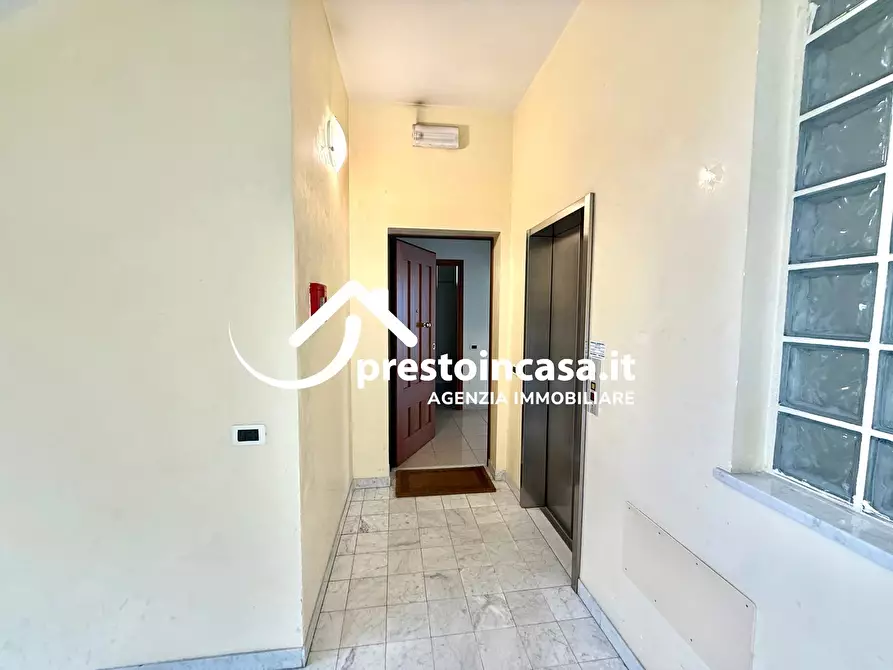 Immagine 17 di Locale commerciale in vendita  a Viareggio