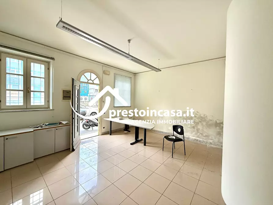 Immagine 15 di Locale commerciale in vendita  a Viareggio