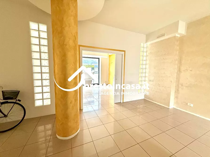 Immagine 8 di Locale commerciale in vendita  a Viareggio