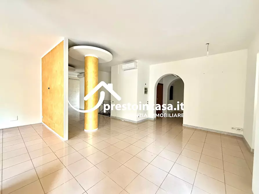 Immagine 1 di Locale commerciale in vendita  a Viareggio