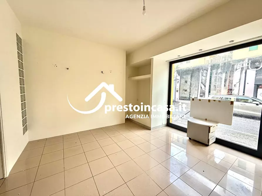 Immagine 11 di Locale commerciale in vendita  a Viareggio