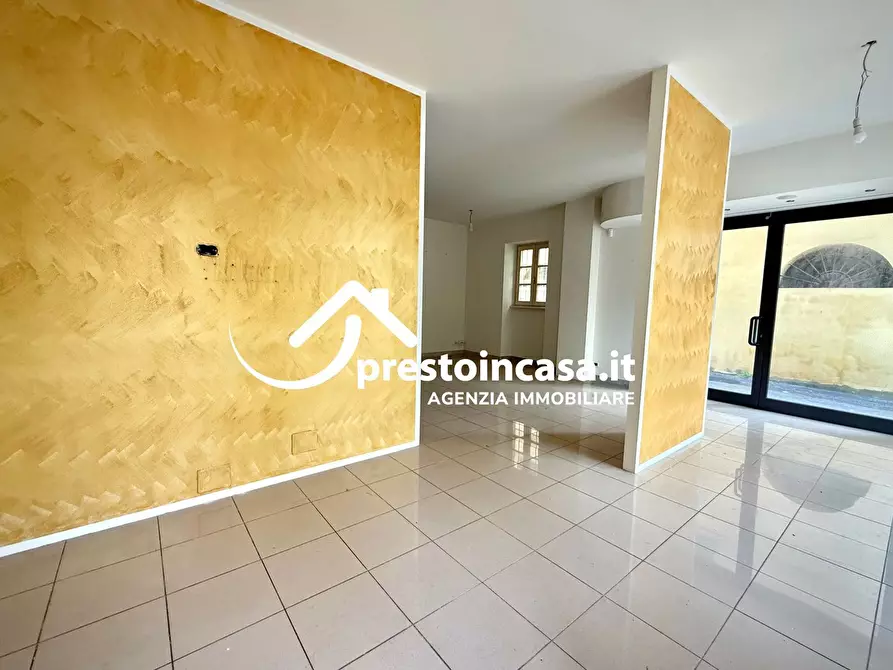 Immagine 3 di Locale commerciale in vendita  a Viareggio