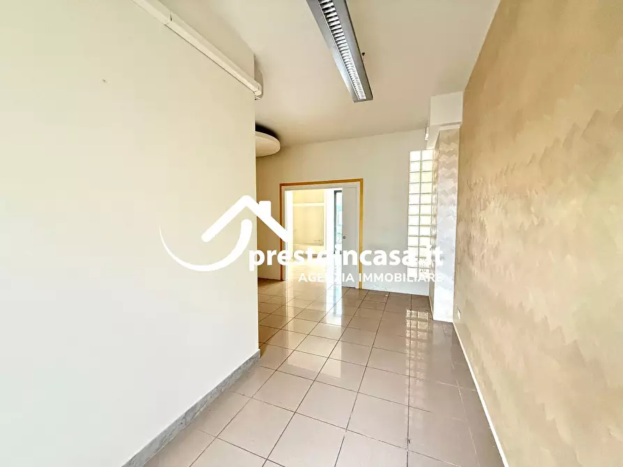 Immagine 18 di Locale commerciale in vendita  a Viareggio