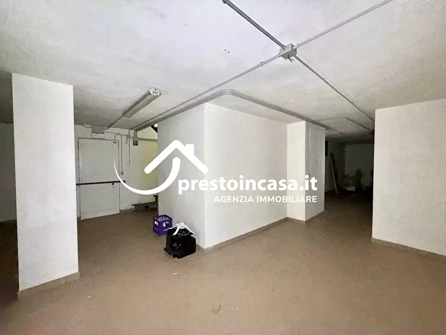 Immagine 19 di Locale commerciale in vendita  a Viareggio