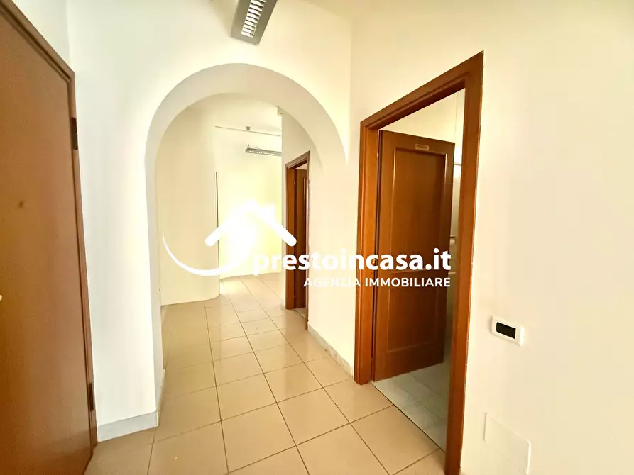 Immagine 13 di Locale commerciale in vendita  a Viareggio