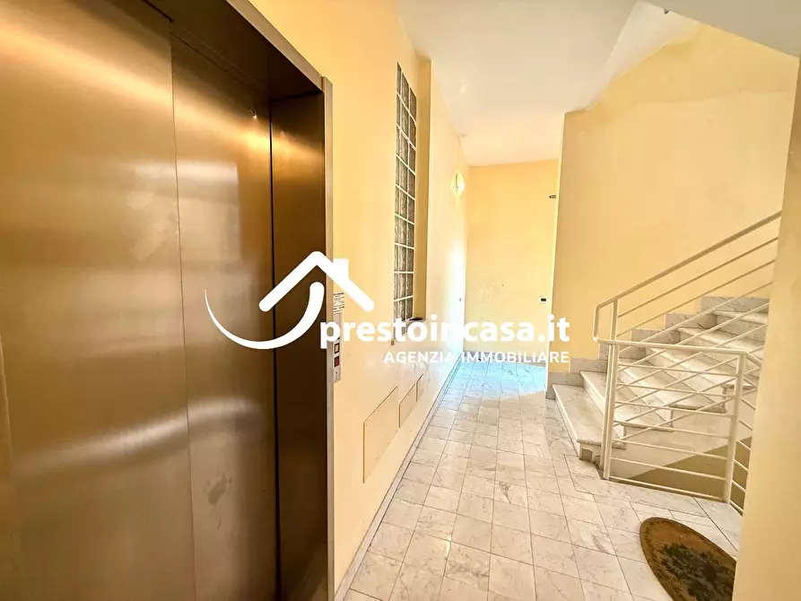 Immagine 16 di Locale commerciale in vendita  a Viareggio