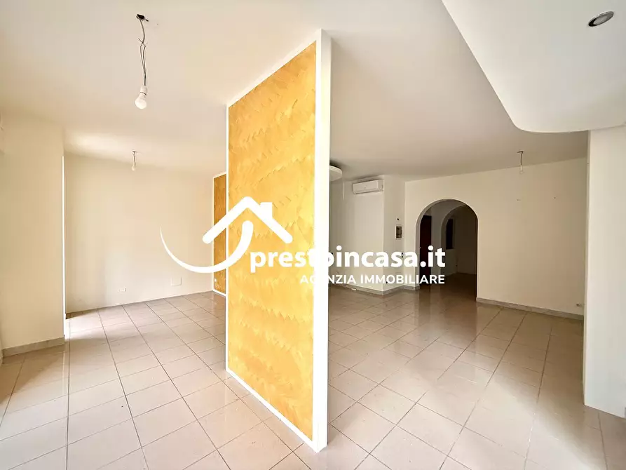 Immagine 2 di Locale commerciale in vendita  a Viareggio