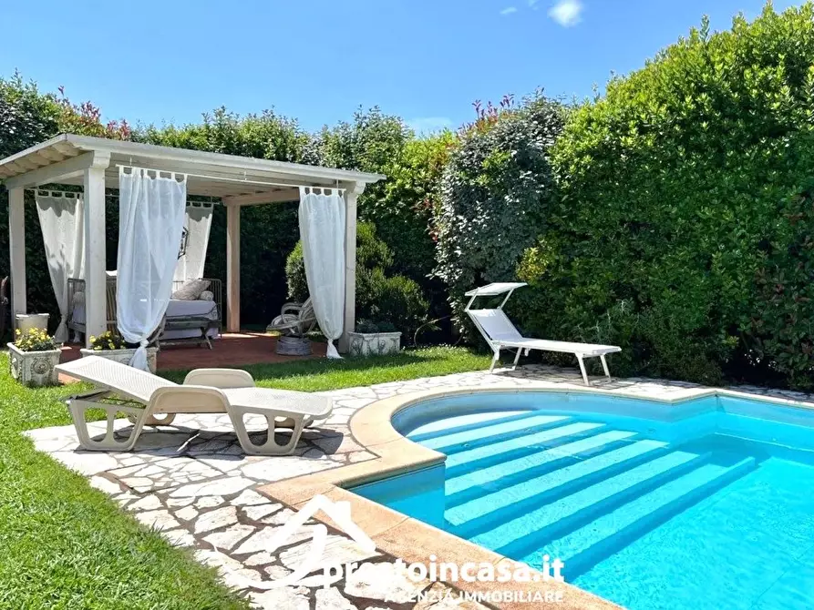 Immagine 15 di Villa in vendita  a Massarosa