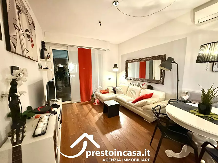 Immagine 2 di Appartamento in vendita  a Viareggio