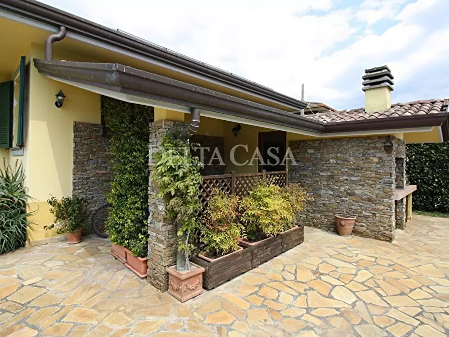 Immagine 28 di Villa in vendita  a Camaiore