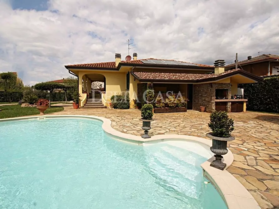 Immagine 23 di Villa in vendita  a Camaiore