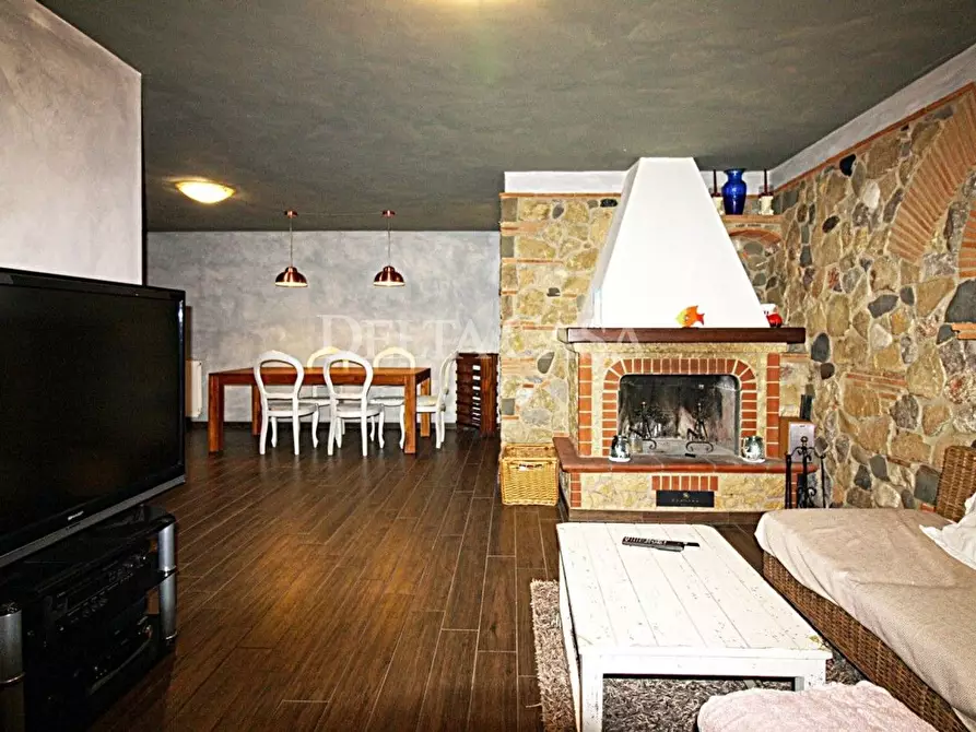 Immagine 2 di Villa in vendita  a Camaiore