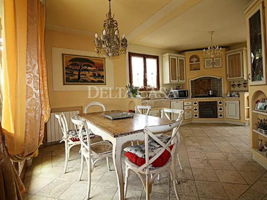 Immagine 13 di Villa in vendita  a Camaiore