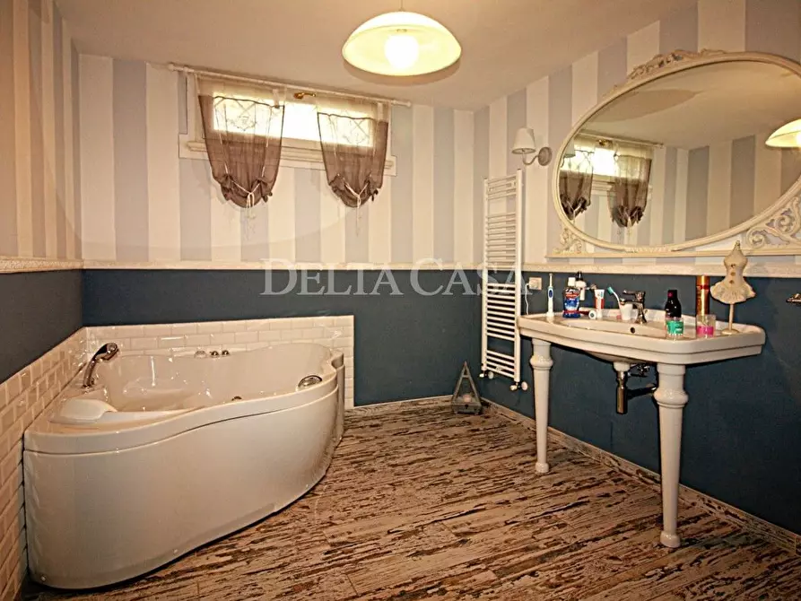 Immagine 5 di Villa in vendita  a Camaiore