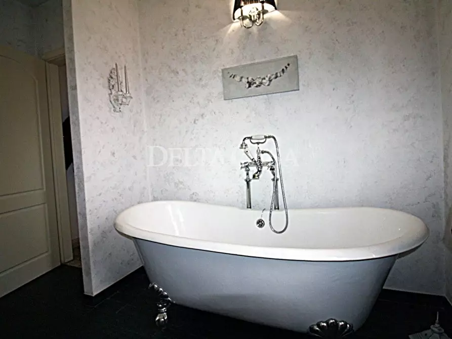 Immagine 9 di Villa in vendita  a Camaiore