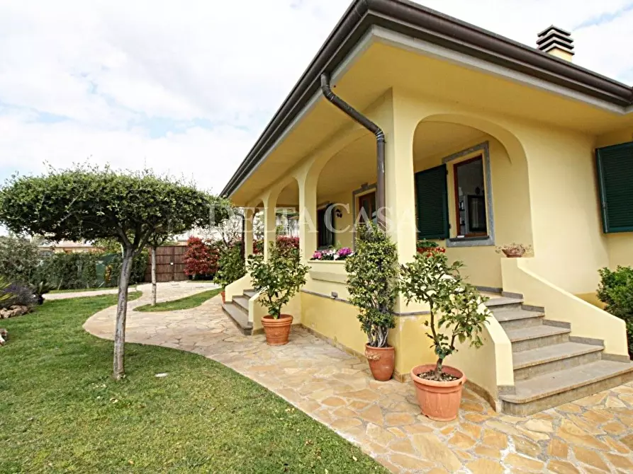 Immagine 26 di Villa in vendita  a Camaiore