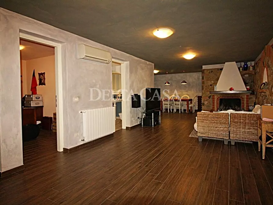 Immagine 7 di Villa in vendita  a Camaiore