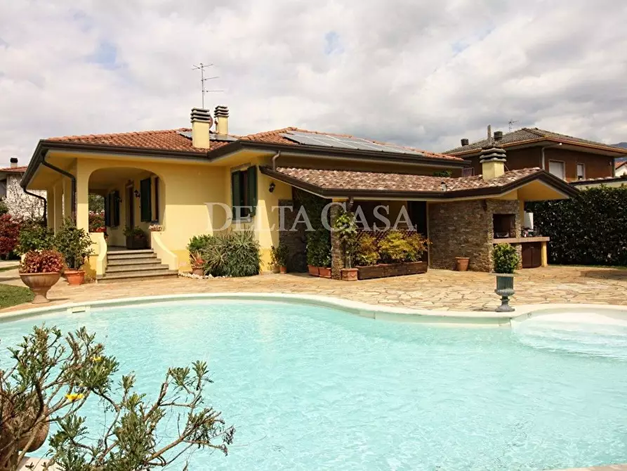 Immagine 1 di Villa in vendita  a Camaiore