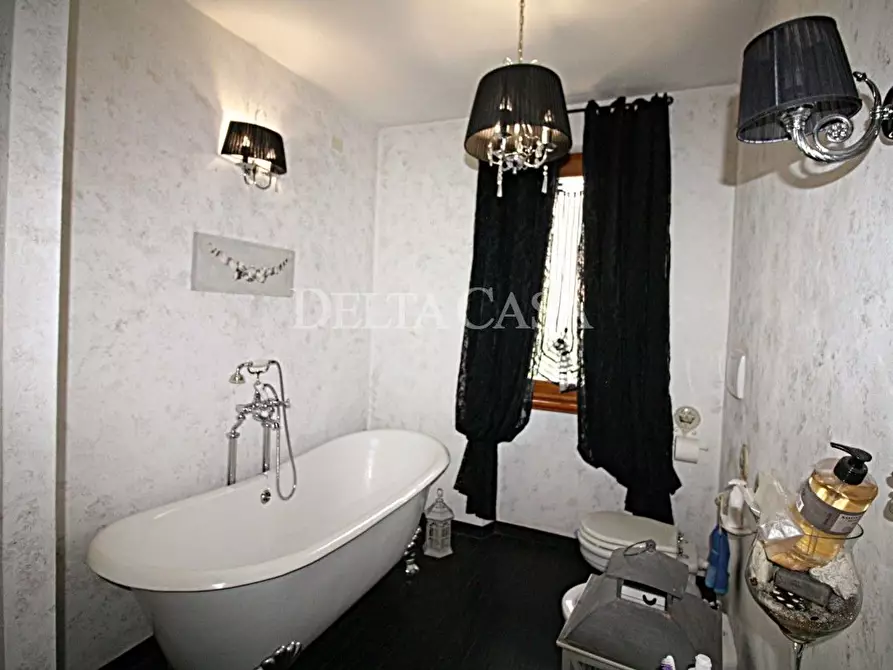 Immagine 8 di Villa in vendita  a Camaiore