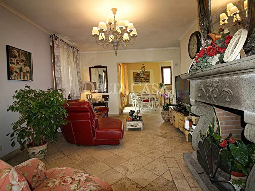 Immagine 16 di Villa in vendita  a Camaiore