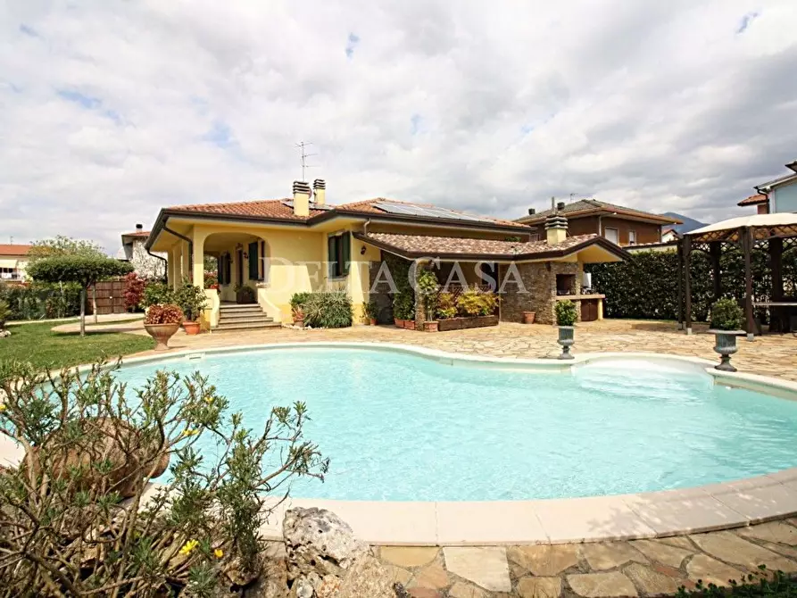 Immagine 22 di Villa in vendita  a Camaiore