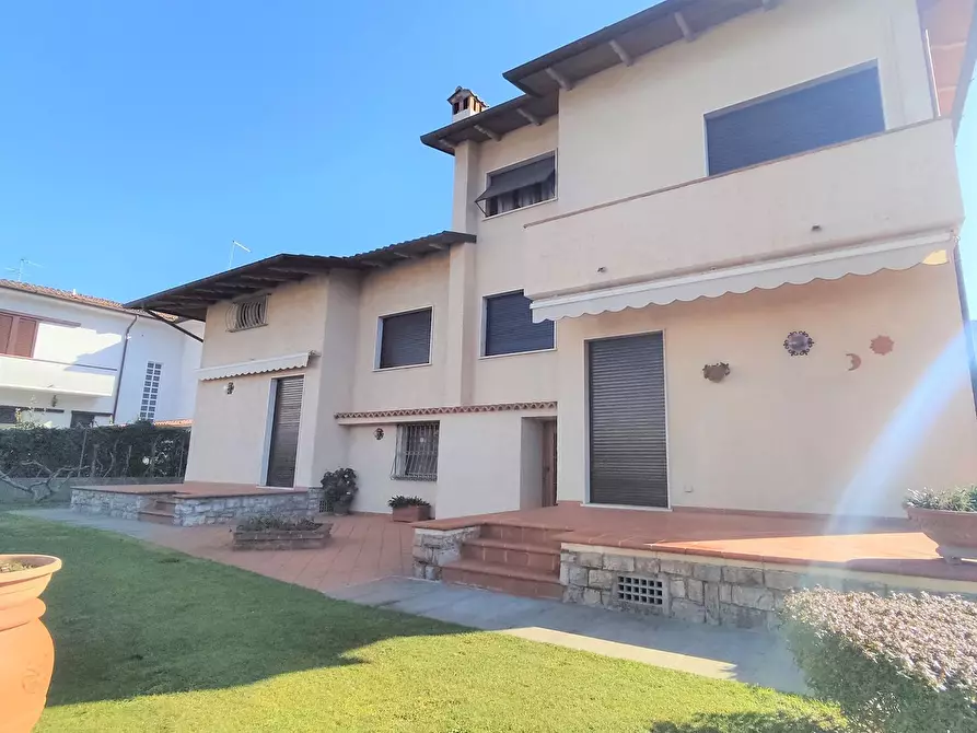 Immagine 21 di Villa in vendita  a Pietrasanta