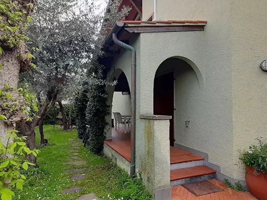 Immagine 3 di Villa in vendita  a Forte Dei Marmi