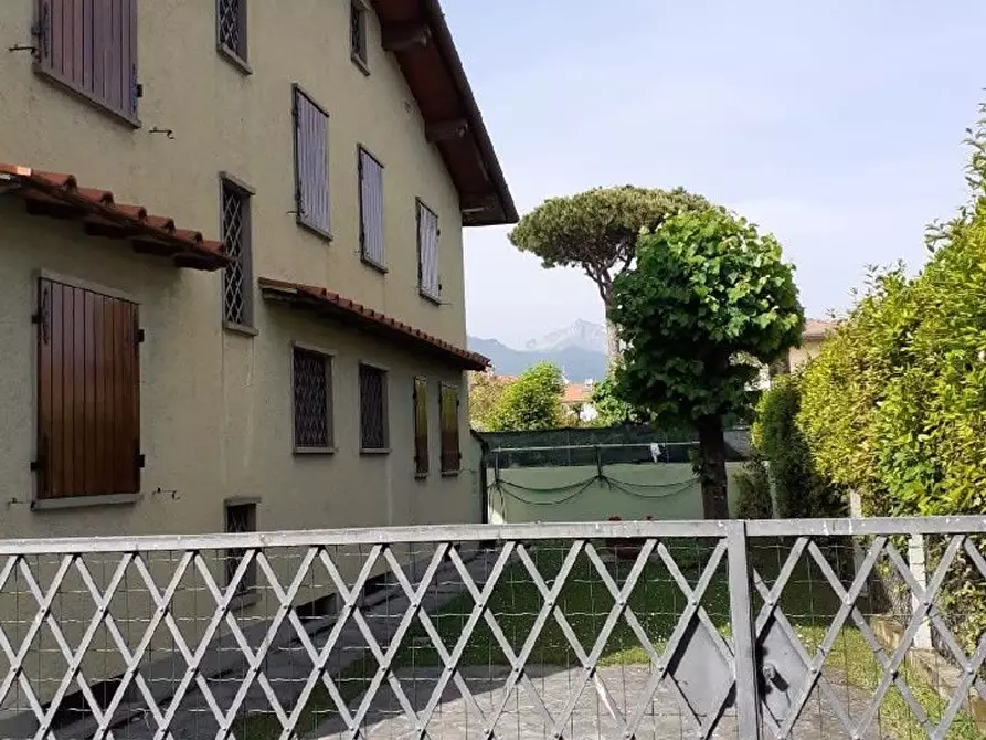 Immagine 21 di Villa in vendita  a Forte Dei Marmi