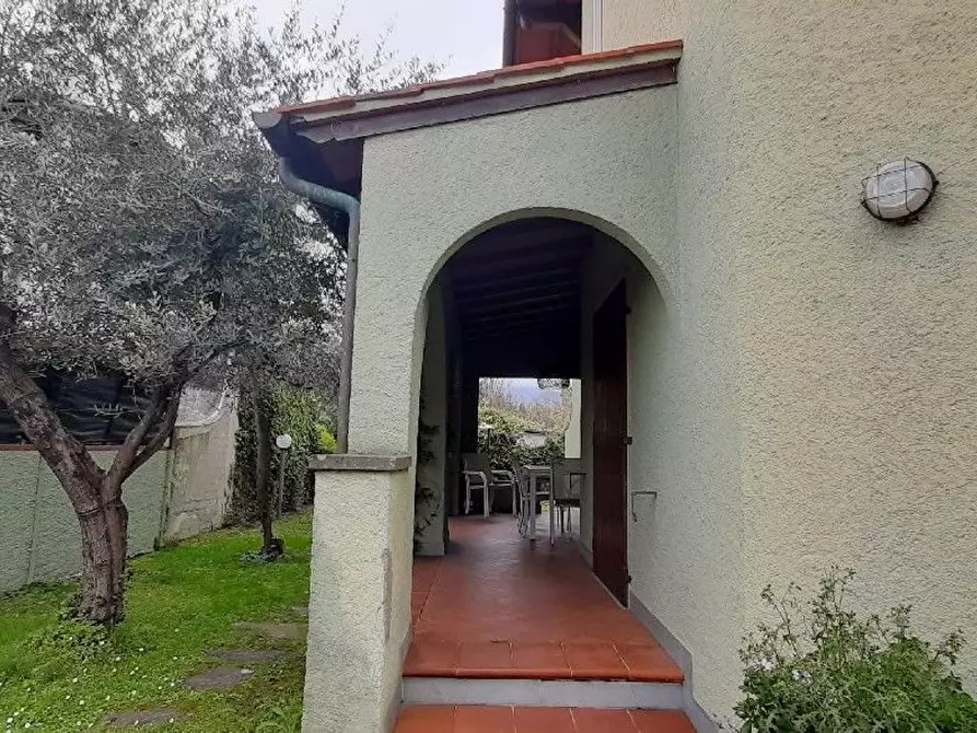 Immagine 2 di Villa in vendita  a Forte Dei Marmi