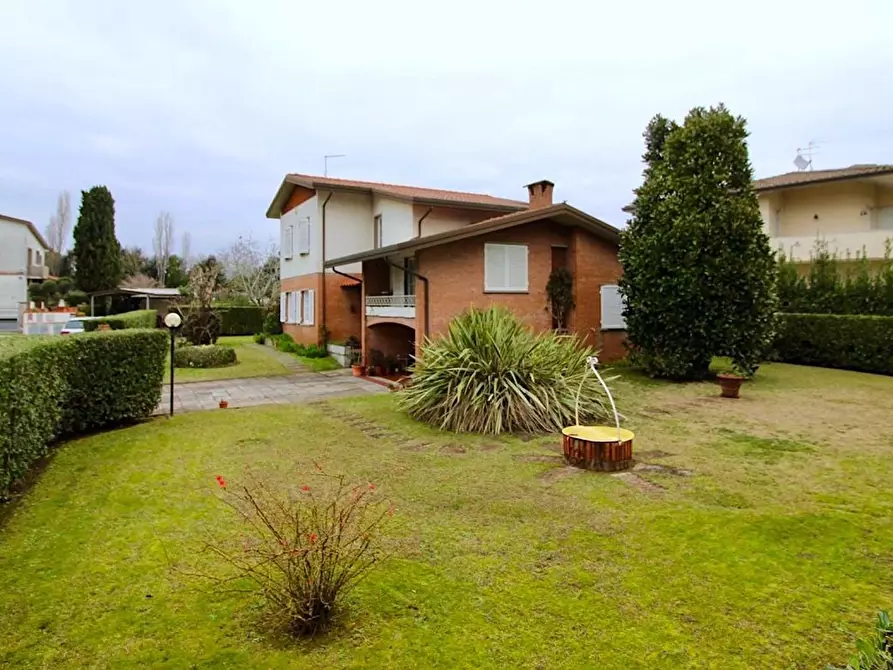 Immagine 33 di Villa in vendita  a Pietrasanta