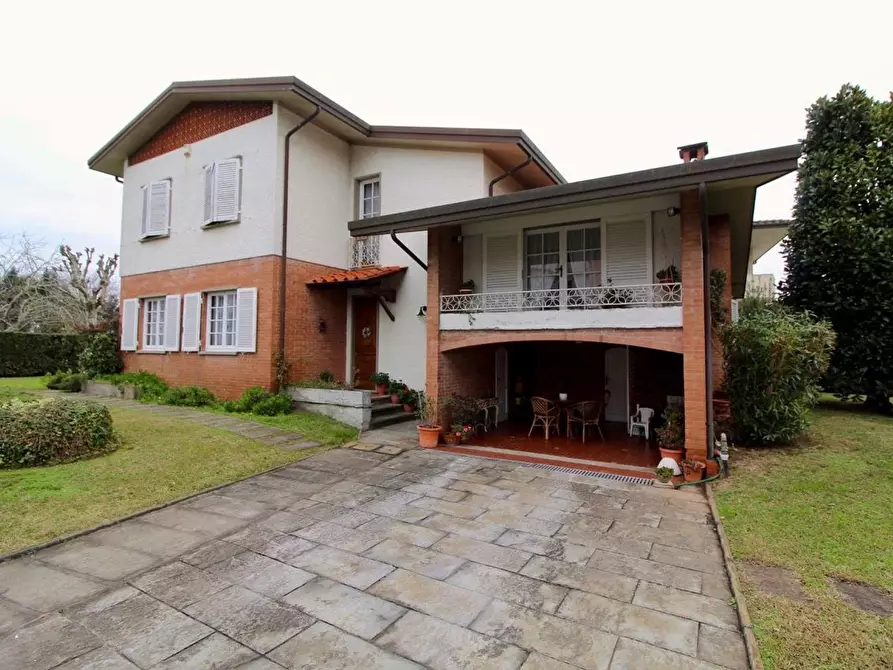 Immagine 1 di Villa in vendita  a Pietrasanta