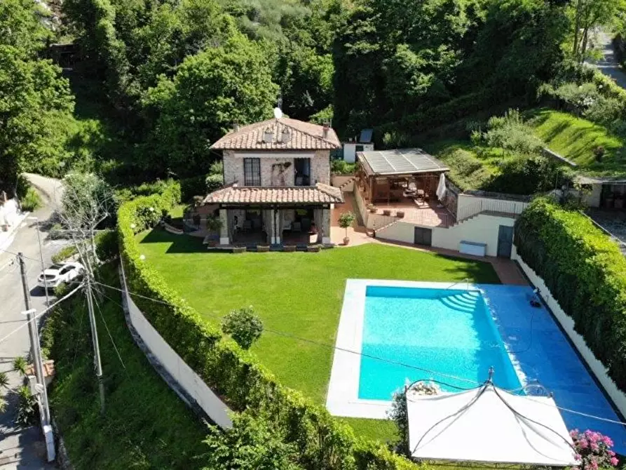 Immagine 4 di Villa in vendita  a Camaiore