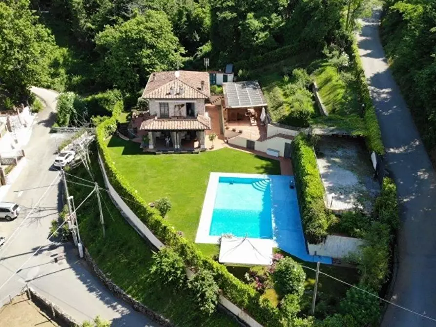 Immagine 1 di Villa in vendita  a Camaiore