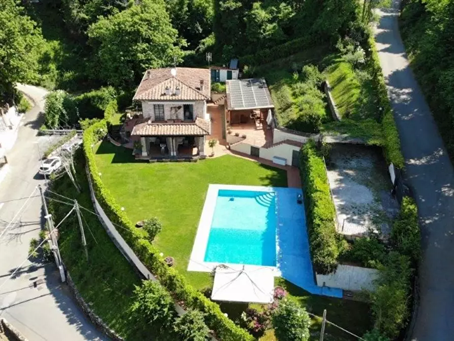 Immagine 2 di Villa in vendita  a Camaiore