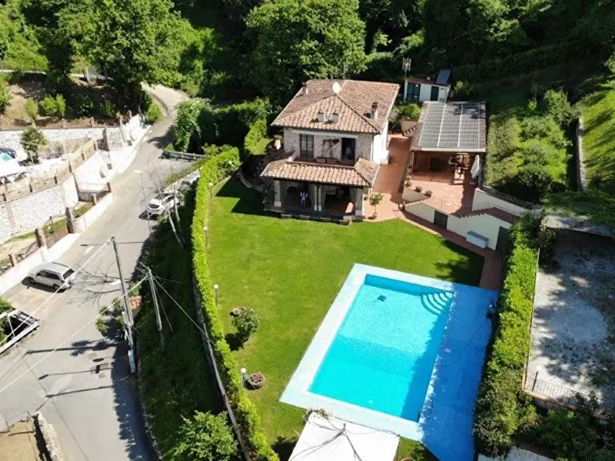 Immagine 3 di Villa in vendita  a Camaiore