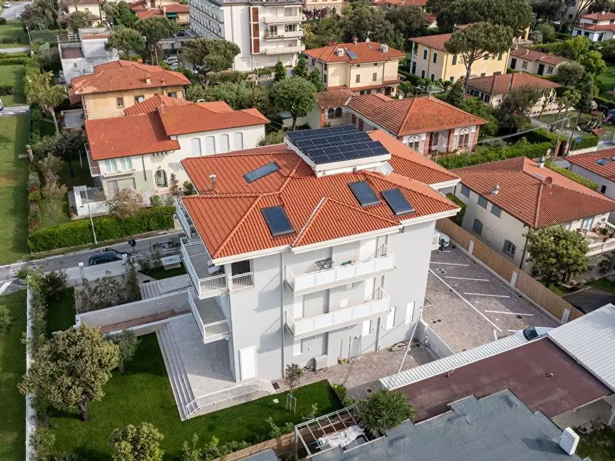 Immagine 11 di Appartamento in vendita  a Pietrasanta