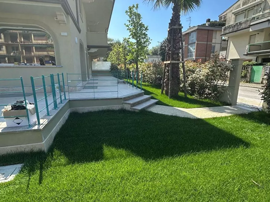 Immagine 1 di Casa bifamiliare in vendita  a Viareggio