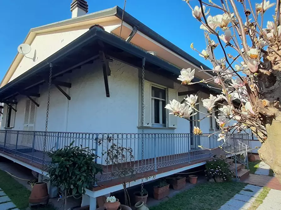 Immagine 13 di Villa in vendita  a Camaiore
