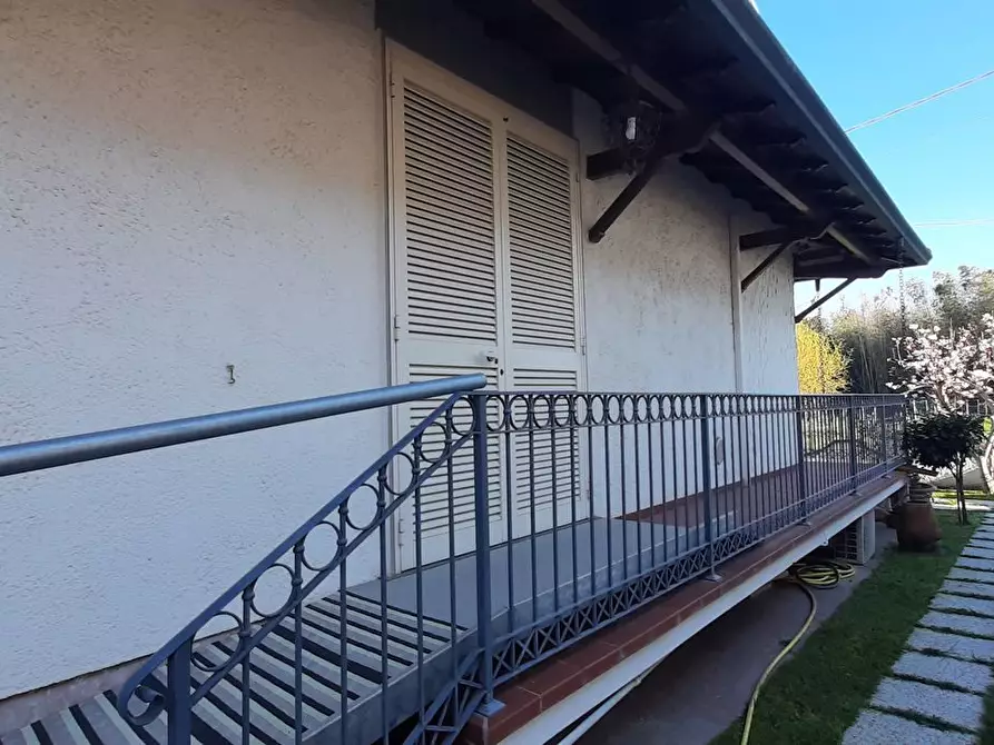 Immagine 3 di Villa in vendita  a Camaiore