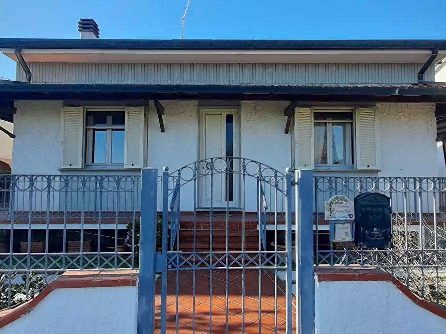 Immagine 2 di Villa in vendita  a Camaiore