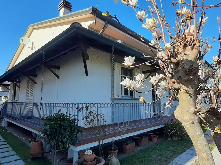 Immagine 1 di Villa in vendita  a Camaiore