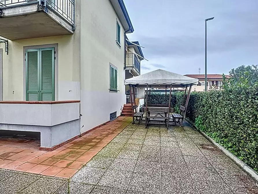 Immagine 1 di Villetta a schiera in vendita  a Camaiore