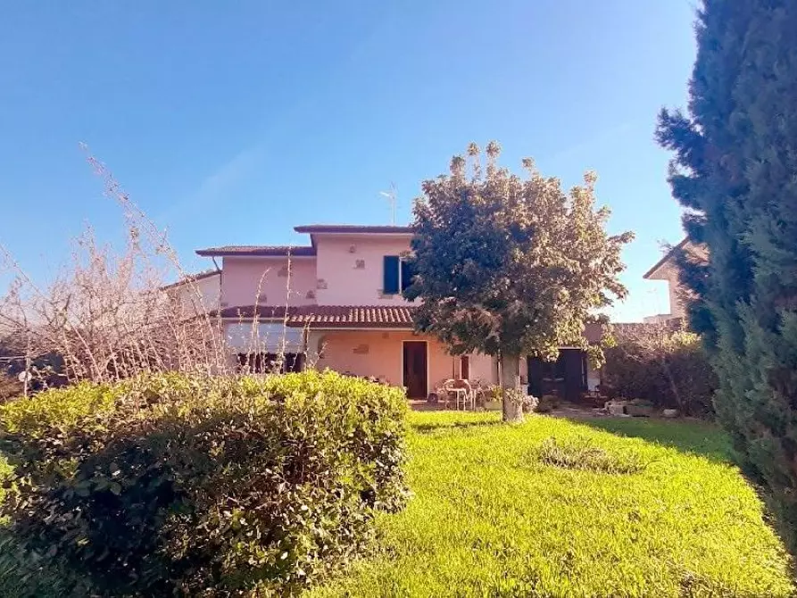Immagine 1 di Villa in vendita  a Camaiore